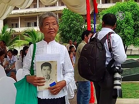 В память 1,8 млн жертв «красных кхмеров» установили мемориал