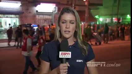 Torcedor do Palmeiras usa termo homofóbico e leva bronca ao vivo de repórter da ESPN