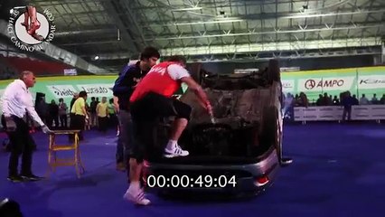 Concours du meilleur decoupeur de voiture avec une hache