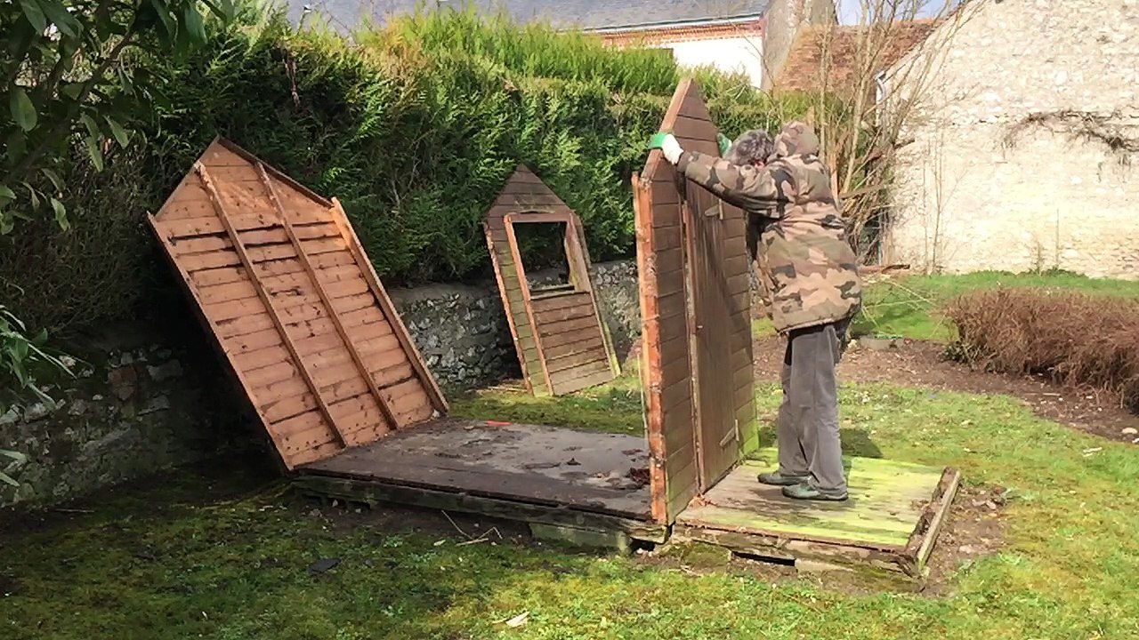 Démontage très rapide d'une maisonnette en bois vieille de 38 ans