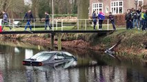 Auto raakt te water in Veendam - RTV Noord
