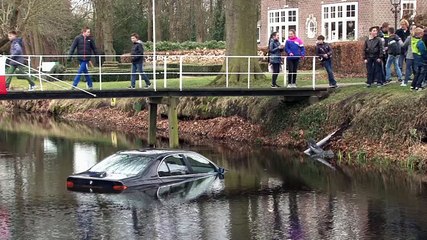 Auto raakt te water in Veendam - RTV Noord