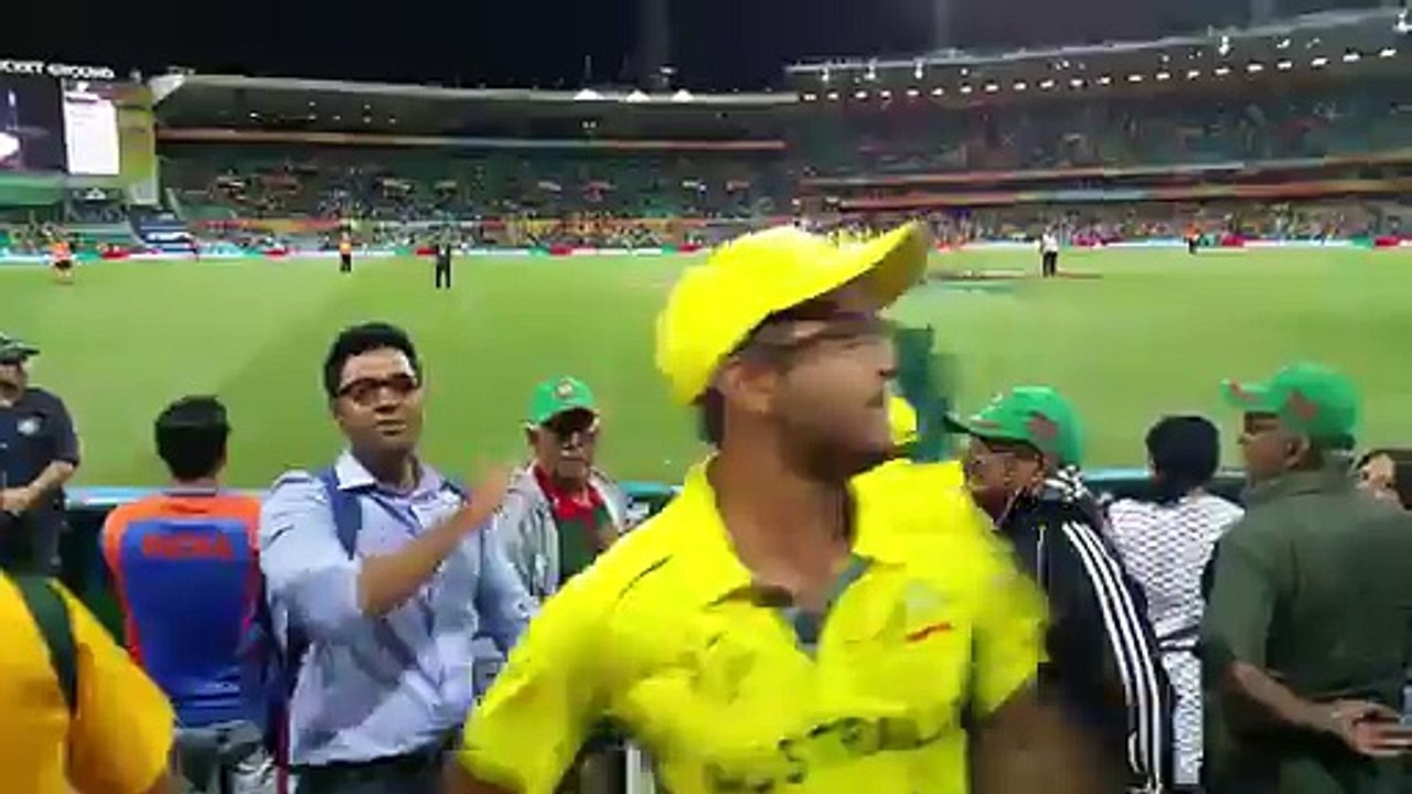 Pakistani Fans cheering for Australia and singing Mauka Mauka for fire crackers