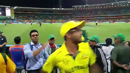 Pakistani Fans cheering for Australia and singing Mauka Mauka for fire crackers