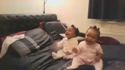 Que font ces jumelles quand leur maman chante ?