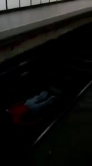 Amenaza con suicidarse en el Metro si no le dan 50 pesos en estación de Metro Bellas Artes