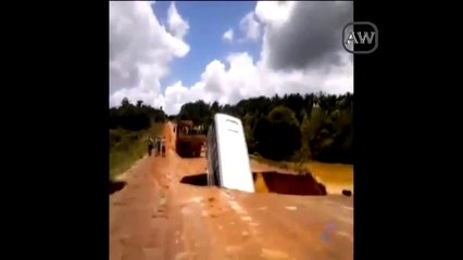 Autobús se hunde y es arrastrado por rio en carretera de Brasil