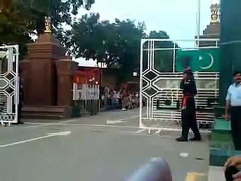 Indian Soldier Embarrassed by Pakistan Rangers at latest wagah Border Flag Ceremony