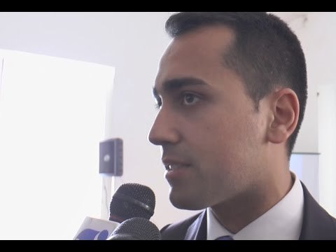 Pozzuoli (NA) - La Mia Terra , i bambini consegnano proposte a Di Maio (24.03.15)