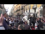 Napoli - Papa Francesco va via dal Duomo sulla papa mobile (21.03.15)