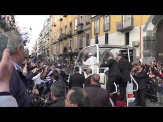 Скачать видео: Napoli - Papa Francesco va via dal Duomo sulla papa mobile (21.03.15)