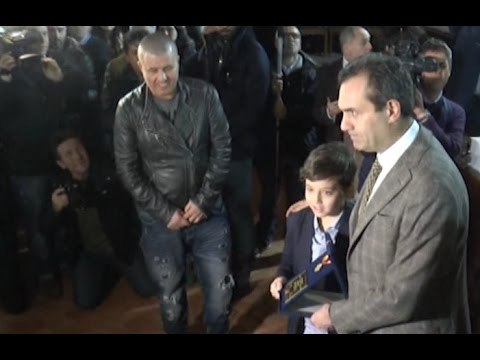 Napoli - Il ricordo di Pino Daniele, targa al piccolo Francesco -2- (19.03.15)