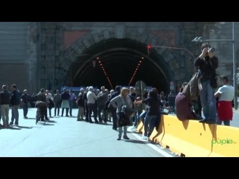 Napoli - I lavoratori del consorzio di bacino bloccano Viale Acton -2- (23.03.15)