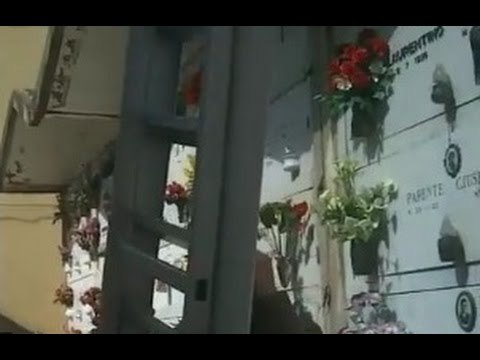 Aversa (CE) - Il cimitero è senza scale, scoppia la protesta (19.03.15)