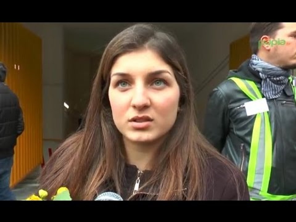 Napoli - Parcheggiatori abusivi, giovane imprenditrice si ribella -2- (14.03.15)