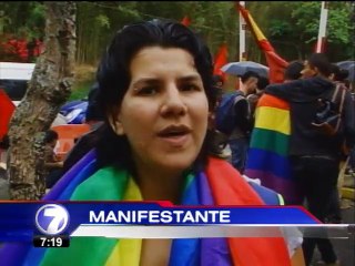 Grupos pro aborto y derechos humanos se manifestaron durante charla de Correa en la UCR