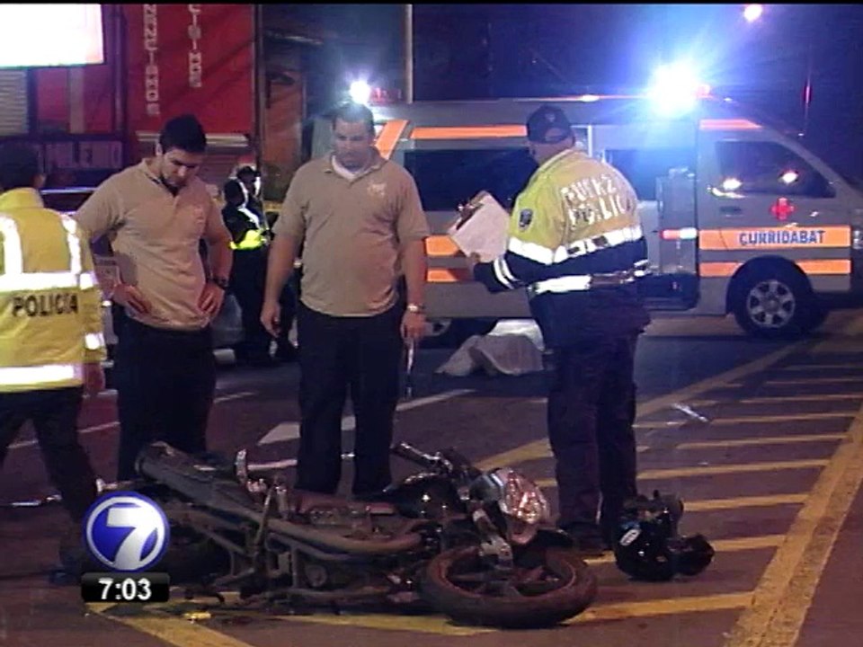 Motociclista murió atropellado cuando ayudaba a conductor herido