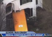 Conductor de autobús escolar pierde la consciencia y se estrella contra una casa