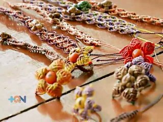 Una estudiante ejemplar también crea artesanías para llevar sustento a su familia