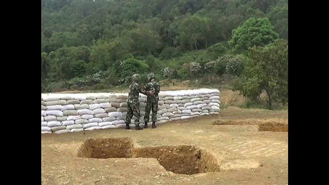 Un instructeur sauve un soldat après un lancer de grenade raté