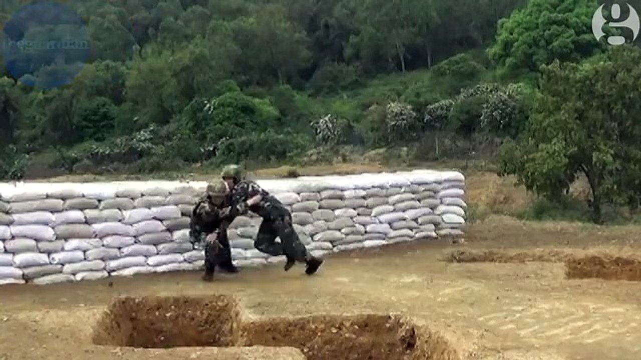 Ces Soldats font Tomber une Grenade par terre