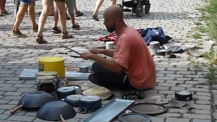 Harikalar yaratan sokak müzisyeni