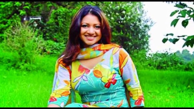 Bangladeshi Singer Akhi Alamgir