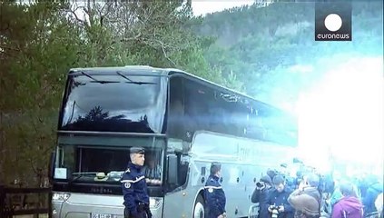 Los familiares de las víctimas del avión les rinden homenaje junto al lugar de la tragedia