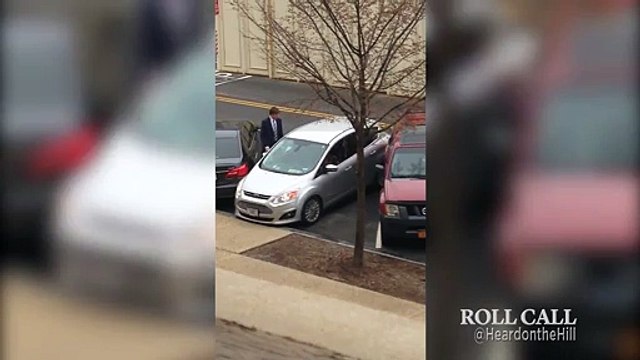 Une membre du congrès américain se gare vraiment très mal!