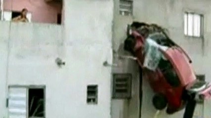 Car smashes into second floor of house in Brazil_2