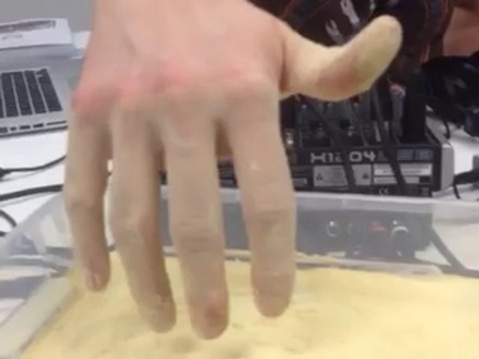 Plonger sa main dans l'eau et la sortir complètement sèche : expérience énorme!