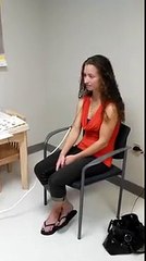 Emouvant, une fille sourde entend pour la première fois la voix de son mari