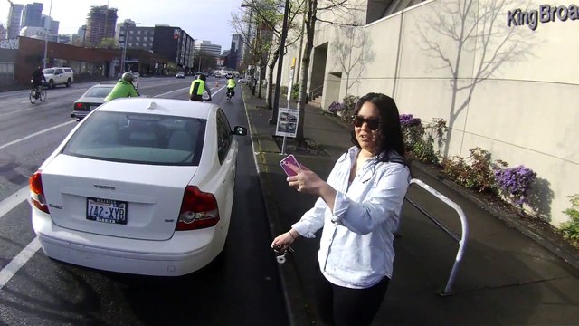 Elle gare sa voiture en plein sur une piste cyclable et insulte le cycliste qui lui dit de bouger!