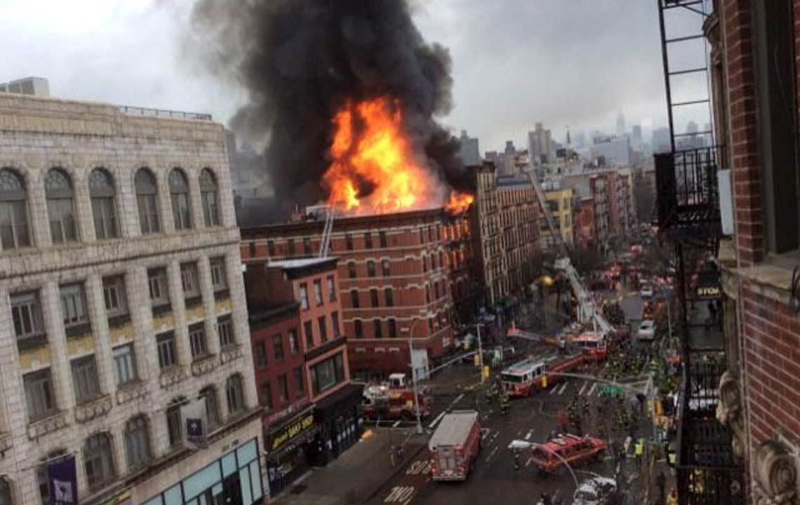 Gigantesque incendie à New York après une explosion