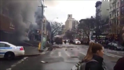 Скачать видео: Just after the Gas Explosion in Manhattan : Buildings collapse afer blast at New York's east village