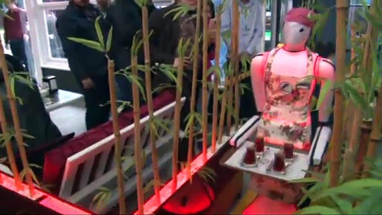 Robot garson işbaşı yaptı