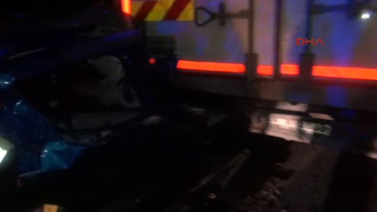 Sakarya Otomobil, Bir Başka Kaza İçin Duran Kamyonun Altına Girdi 1 Ölü, 2 Yaralı