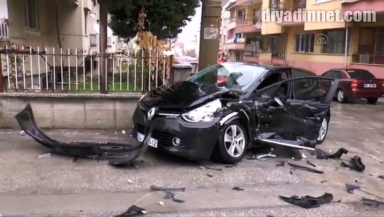 Denizli'de öğrenci servisi ile otomobil çarpıştı 14 yaralı - DENİZLİ