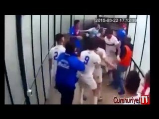 Soyunma odasına giden tünelde tekmeler, yumruklar havada uçuştu