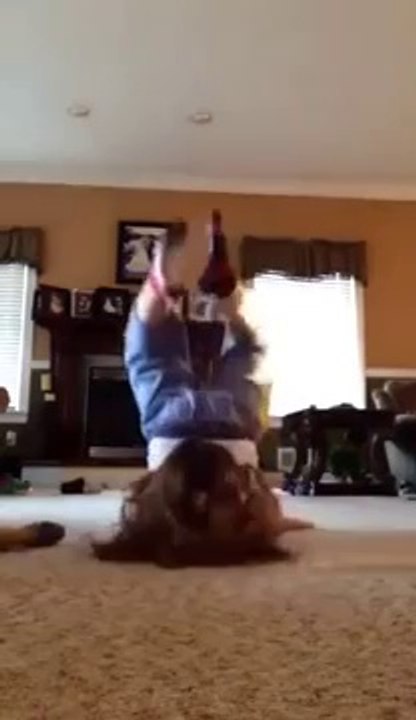 Une Gamine fait de la Gymnastique Bizarrement mais ce qu'il se Passe Derrière Elle est encore plus Bizarre !