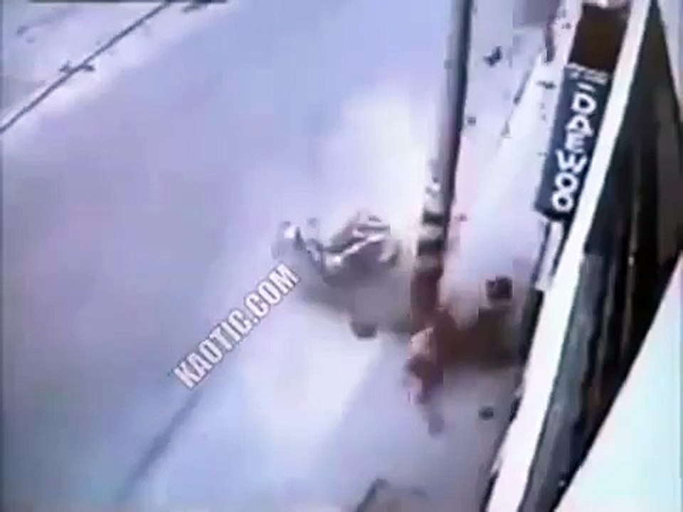 ☣ Ce motard finira sa course dans un poteau ☣