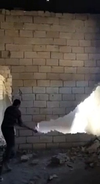 Balyoz ile duvar yıkma denemesi (Gerilim filmi tadında)