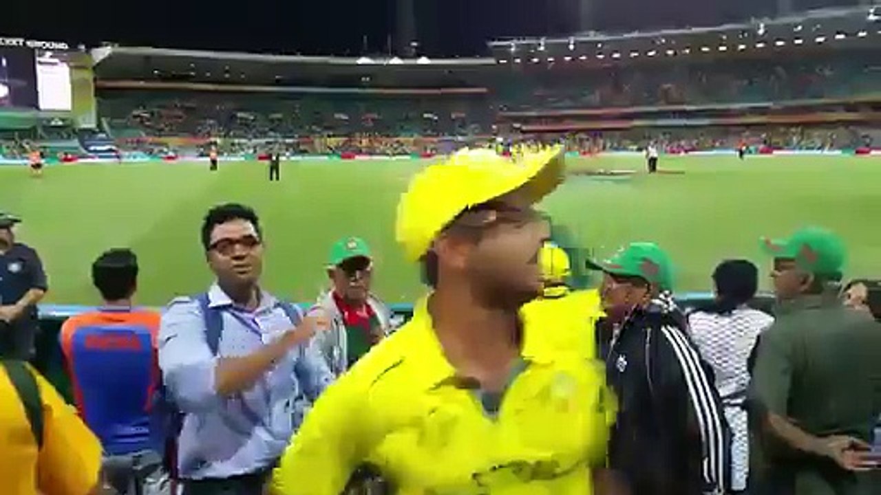 Pakistani Fans cheering for Australia and singing Mauka Mauka for fire
