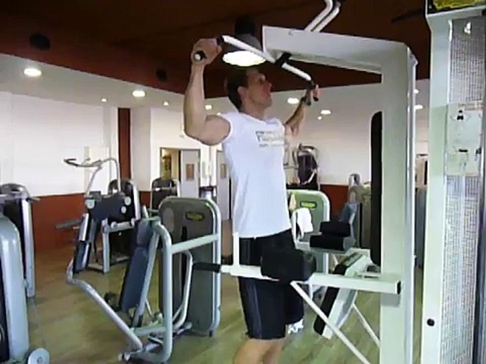 Exercice de musculation du dos - les tractions prise large arrière