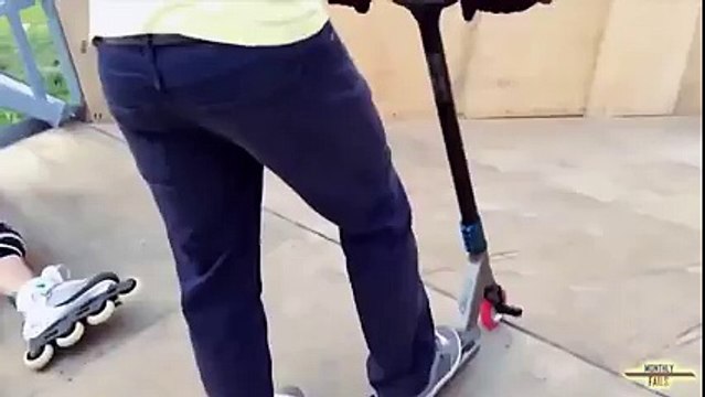 Il se lance dans un saut en trottinette mais cela va mal tourner !