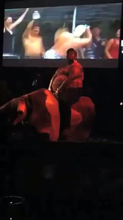 Et voici, devant vos yeux ébahis, le Rodéo le plus court de l'histoire