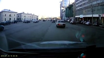 Une Russe gare sa voiture comme une pro !
