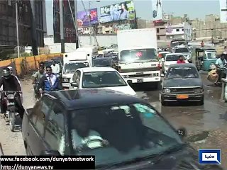 Dunya News - Karachi: Damage road in Shah Rae Faisal creates disturbance for citizens