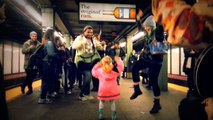 Metroda Dans Eden Sevimli Kız