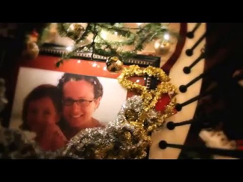 Annesi İçin Yeni Yıl Şarkısı Söyleyen Küçük Kız